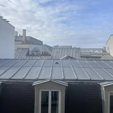 Parisian On Courtyard פריז
